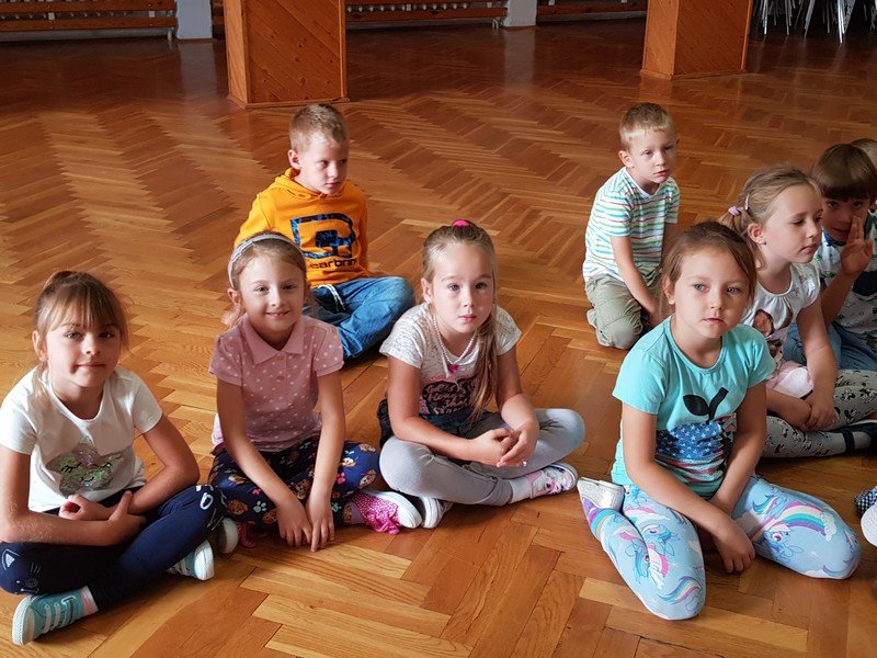 Dzieci z grupy Niezapominajki na prezentacji zajęć tanecznych.