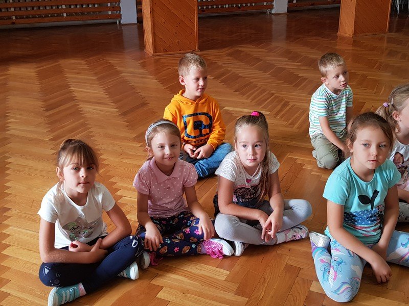 Dzieci z grupy Niezapominajki na prezentacji zajęć tanecznych.