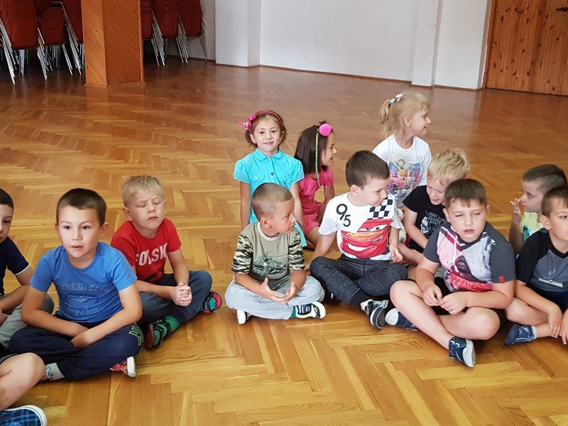 Dzieci z grupy Niezapominajki na prezentacji zajęć tanecznych.