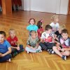 Dzieci z grupy Niezapominajki na prezentacji zajęć tanecznych.